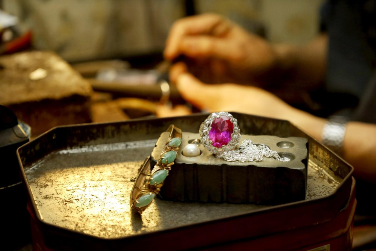 Mẫu nhẫn có tên gọi “Hồng Kông Giã Nhạc”được nhiều khách đặt chế tác. Mẫu nhẫn có tên gọi “Hồng Kông Giã Nhạc”được nhiều khách đặt chế tác.