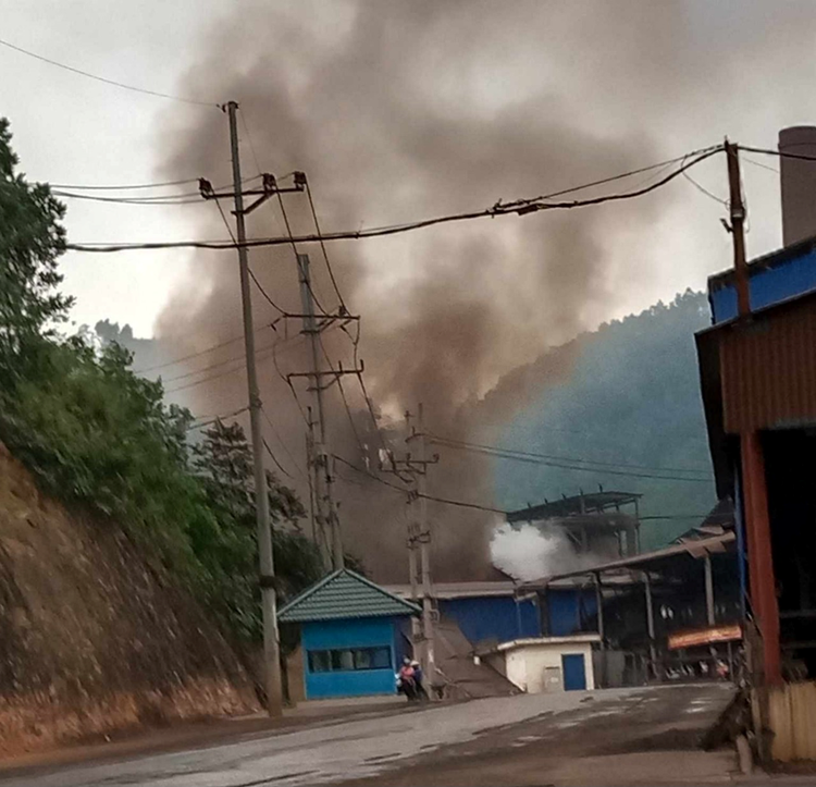 Hình ảnh được cho là khói xả ra từ nhà máy gang Nam Sơn (Công ty CP Luyện kim đen Thái Nguyên) trong quá trình sản xuất. Ảnh: Người dân cung cấp, chụp ngày 20/8/2023.