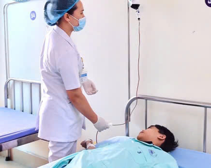 Bác sĩ thăm khám cho bệnh nhi. Ảnh BVCC