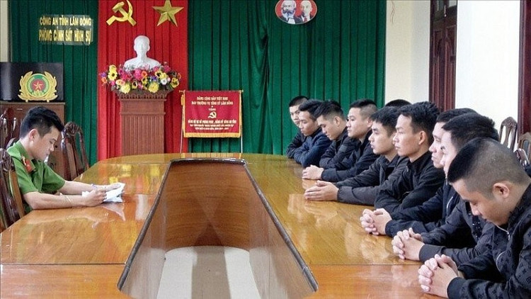 Các đối tượng tại cơ quan công an.