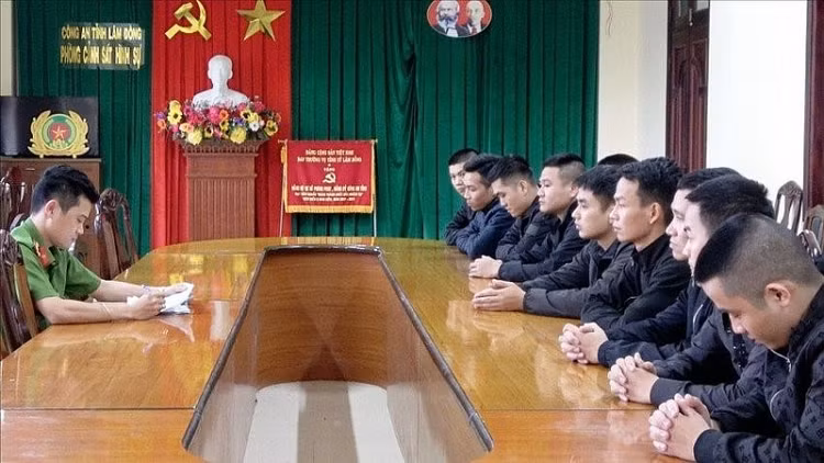 Các đối tượng tại cơ quan công an.