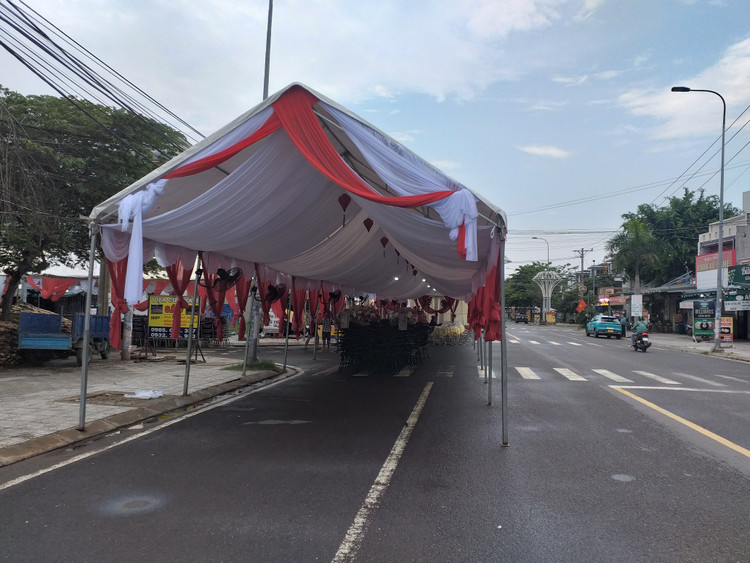 Việc dựng rạp cưới trên đường như thế này là vi phạm và không được phép.
