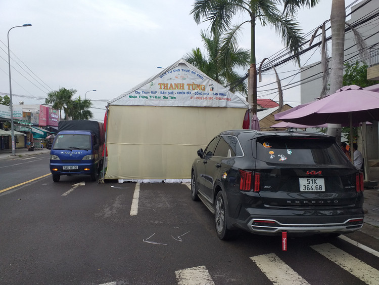 Bởi nó không chỉ gây cản trở mà làm mất an toàn giao thông