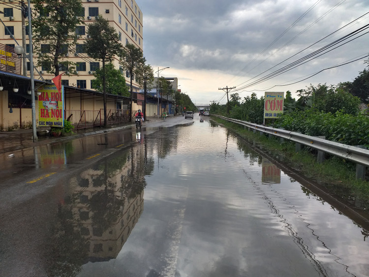 Cứ hễ mưa xuống cả một đoạn đường ngập sâu