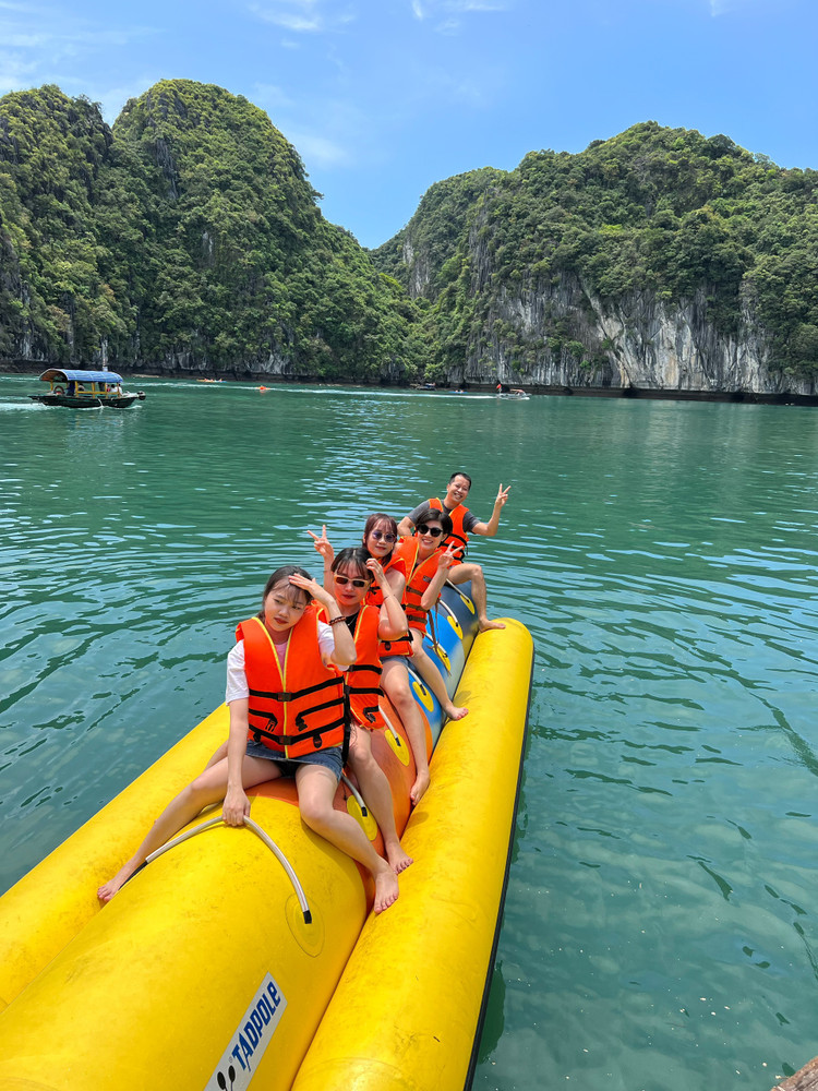 Trải nghiệm hoạt động trên vịnh. Ảnh Hà Dung