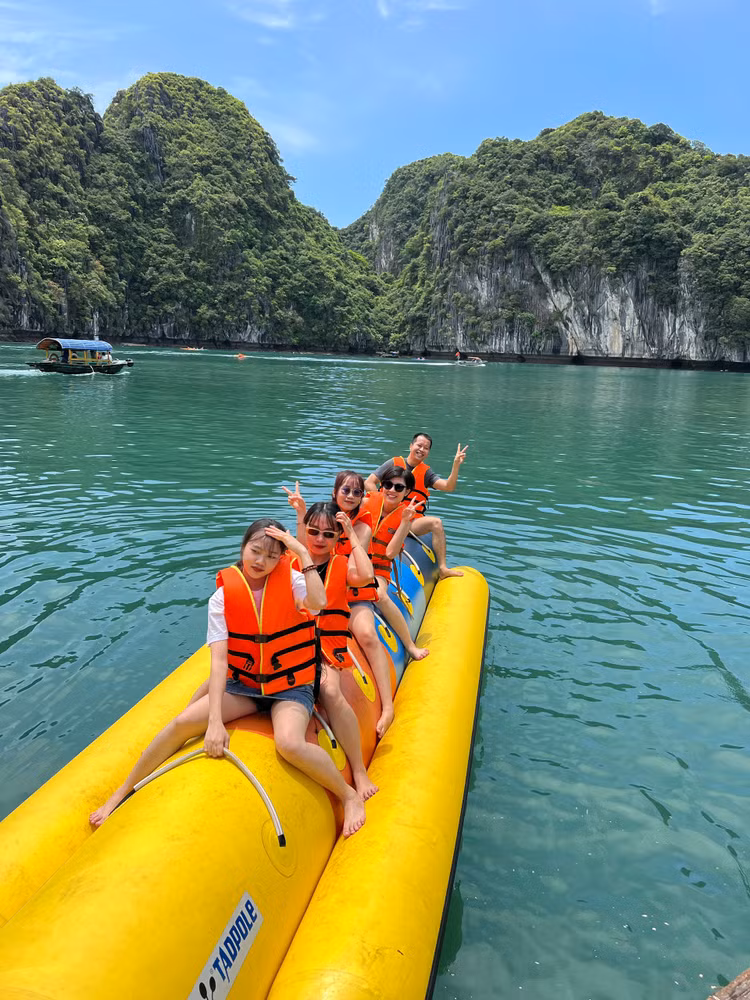 Trải nghiệm hoạt động trên vịnh. Ảnh Hà Dung