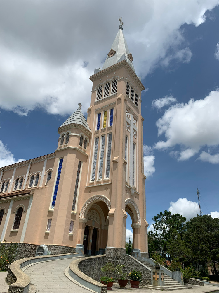 Check- in nhà thờ Chính Tòa Đà Lạt. Ảnh Hà Dung