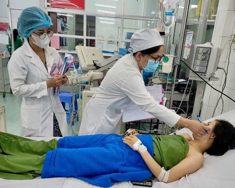 Bác sĩ bệnh viện Phụ sản TP.Cần Thơ thăm khám cho sản phụ P.T.D.T sau ca phẫu thuật mổ lấy thai thành công. Ảnh: BVCC