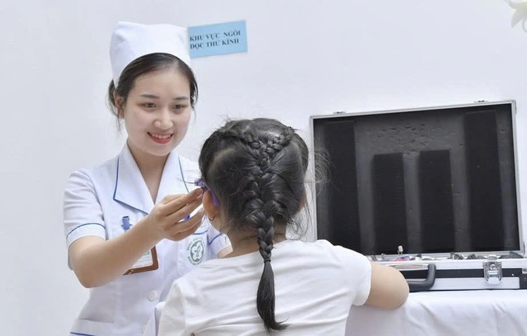 Thăm khám cho trẻ bị tật khúc xạ học đường tại Bệnh viện Bạch Mai