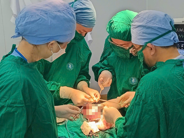 Bác sĩ khoa Ngoại Chấn thương Bệnh viện Trẻ em Hải Phòng đang tiến hành phẫu thuật cho trẻ. BVCC