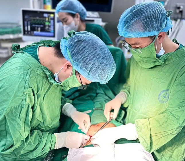 Bác sĩ mổ cấp cứu sản phụ bị vỡ thai ngoài tử cung. Ảnh BVCC Bác sĩ mổ cấp cứu sản phụ bị vỡ thai ngoài tử cung. Ảnh BVCC