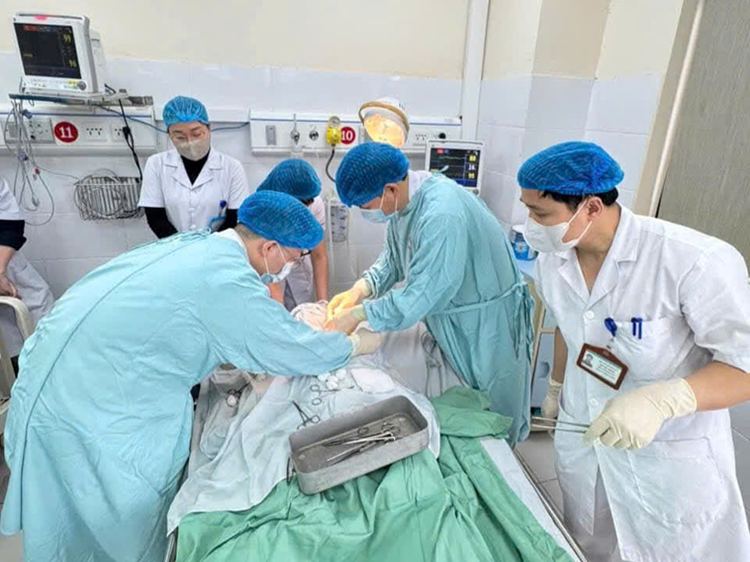 Điều trị cho bệnh nhân mắc uốn ván tại bệnh viện đa khoa tỉnh. Ảnh BVCC