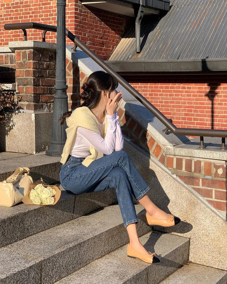 Quần jeans thuốc lá là kiểu quần dài có thiết kế đơn giản, dễ dàng kết hợp với các loại áo khác nhau.