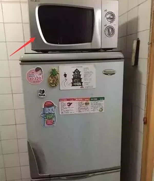Nếu lò vi sóng được đặt phía trên tủ lạnh, trọng lượng quá lớn của nó sẽ tạo gánh nặng và làm tăng điện năng tiêu thụ của tủ lạnh. Ảnh minh họa