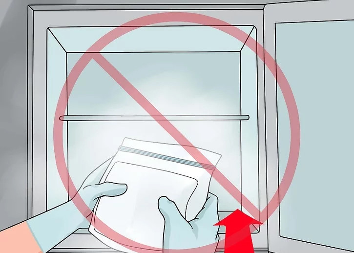 Tuyệt đối không bỏ đá khô trong ngăn đá tủ lạnh. Ảnh minh họa