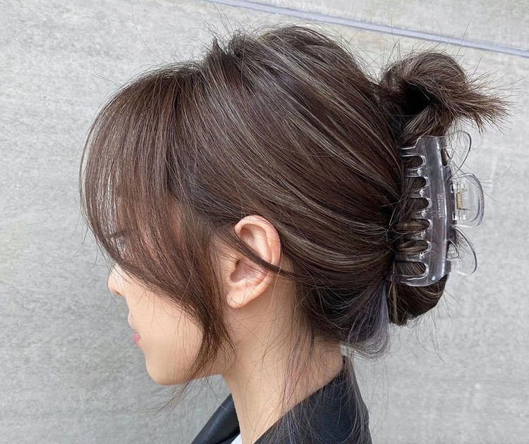 Kẹp càng cua là phụ kiện quen thuộc với hầu hết chị em phụ nữ, đặc biệt là trong những ngày hè oi bức. Ảnh minh họa