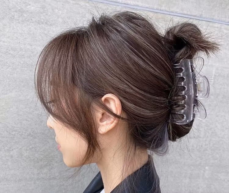 Kẹp càng cua là phụ kiện quen thuộc với hầu hết chị em phụ nữ, đặc biệt là trong những ngày hè oi bức. Ảnh minh họa