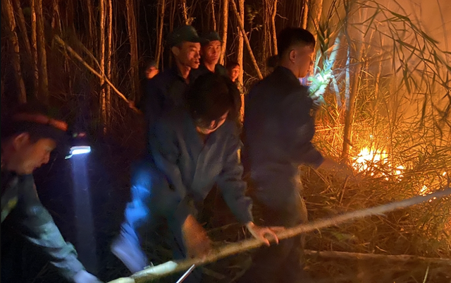 Lực lượng chức năng xuyên đêm dập lửa cháy rừng - Ảnh: Báo Quân đội Nhân dân