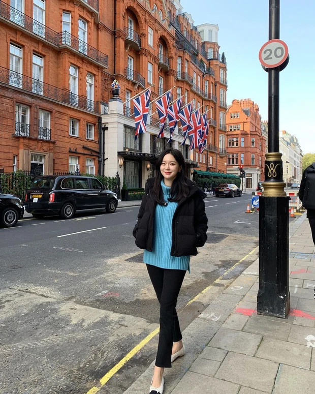 Diện những item màu nổi trơn hạn chế những món đồ có họa tiết cầu kỳ rối mắt. Ảnh minh họa