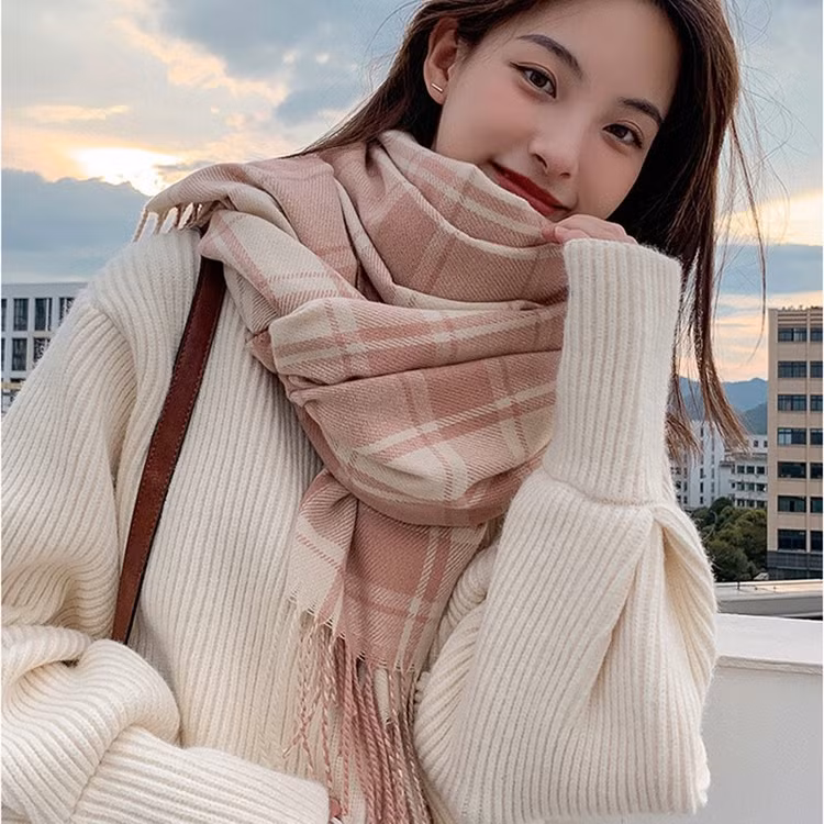 Một chiếc khăn bản to không chỉ là một phụ kiện thời trang mà còn là một món đồ đa năng trong mùa lạnh. Ảnh minh họa