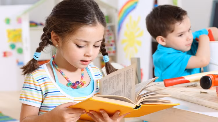 Duy trì thói quen đọc sách giúp trẻ cải thiện IQ. Ảnh minh họa