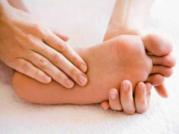 Massage gan bàn chân giúp cải thiện chức năng thận. Ảnh minh họa Massage gan bàn chân giúp cải thiện chức năng thận. Ảnh minh họa