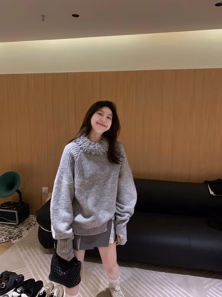 Chiếc áo len trơn siêu basic lại bất ngờ trở thành "hot item" của năm nay. Ảnh minh họa