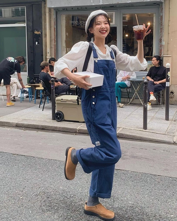 Đừng nghĩ chỉ mặc được vào mùa hè, quần yếm còn có thể kết hợp với áo sơ mi đơn giản và áo khoác dệt kim vào mùa thu đông. Ảnh minh họa