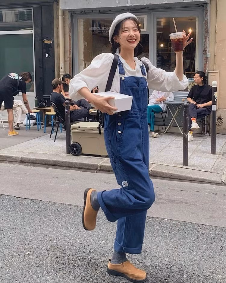 Đừng nghĩ chỉ mặc được vào mùa hè, quần yếm còn có thể kết hợp với áo sơ mi đơn giản và áo khoác dệt kim vào mùa thu đông. Ảnh minh họa