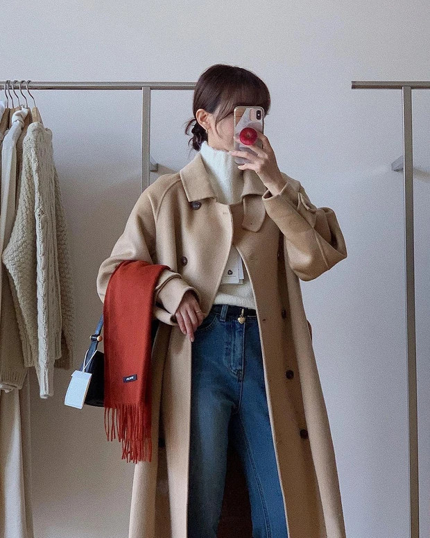 Khi chọn item màu nổi, hãy chọn những món đồ kích thước nhỏ như khăn choàng, áo len, áo khoác nhẹ. Ảnh minh họa