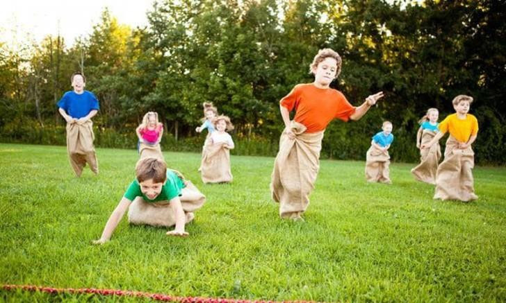 Cho con được tự do vui chơi ngoài trời giúp cải thiện IQ. Ảnh minh họa