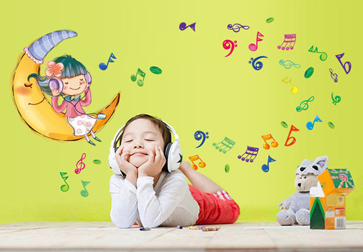 Cho con tiếp xúc với âm nhạc. Ảnh minh họa