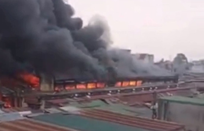 Toàn bộ điểm kinh doanh tại khu vực nhà lồng của chợ bị ngọn lửa thiêu rụi. Toàn bộ điểm kinh doanh tại khu vực nhà lồng của chợ bị ngọn lửa thiêu rụi.