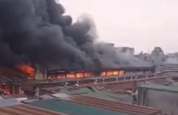 Chợ Trung tâm huyện Ea Súp chìm trong biển lửa.