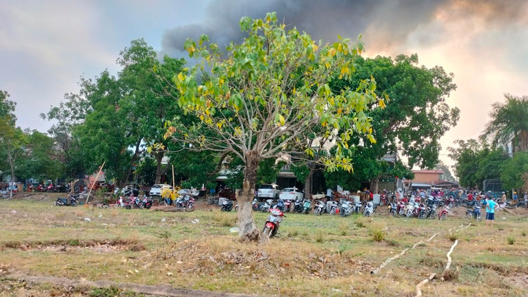 Người dân triển khai các biện pháp ứng cứu ban đầu.