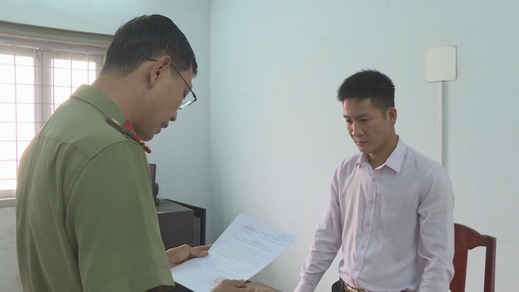 Công an tỉnh Đắk Lắk thi hành quyết định khởi tố bị can, lệnh cấm đi khỏi nơi cư trú đối với Trần Tiến Dũng.