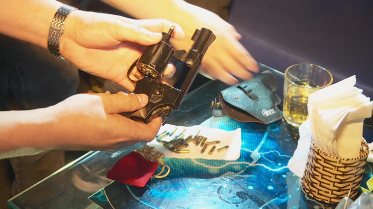 Đối tượng Trần Tiến Dũng mang theo súng cùng 25 viên đạn khi vào quán bar.