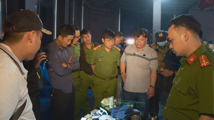 Lược lượng Công an tỉnh Đắk Lắk tiến hành kiểm tra quá bar Monaco ở phường Tân Lợi, TP Buôn Ma Thuột.