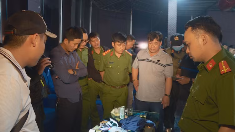 Lược lượng Công an tỉnh Đắk Lắk tiến hành kiểm tra quá bar Monaco ở phường Tân Lợi, TP Buôn Ma Thuột.