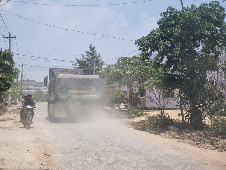 Khói bụi mù mịt mỗi khi xe tải chở đá chạy trên tuyến đường liên xã.