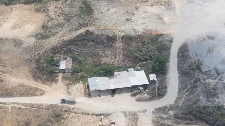 Xe chở đá từ mỏ đá của Công ty Việt Tân đi ra.