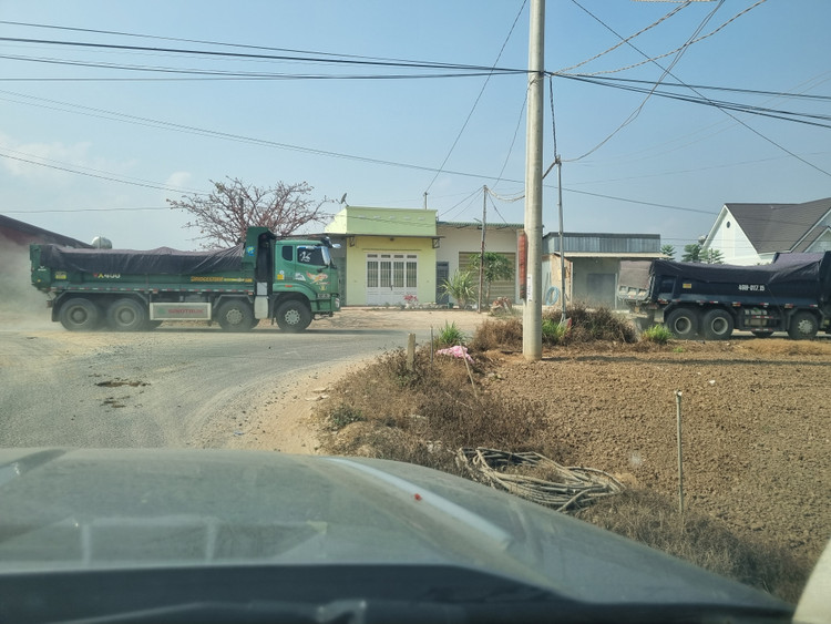 Mỗi ngày có hàng chục xe vào lấy đá từ mỏ đá của Công ty Việt Tân.