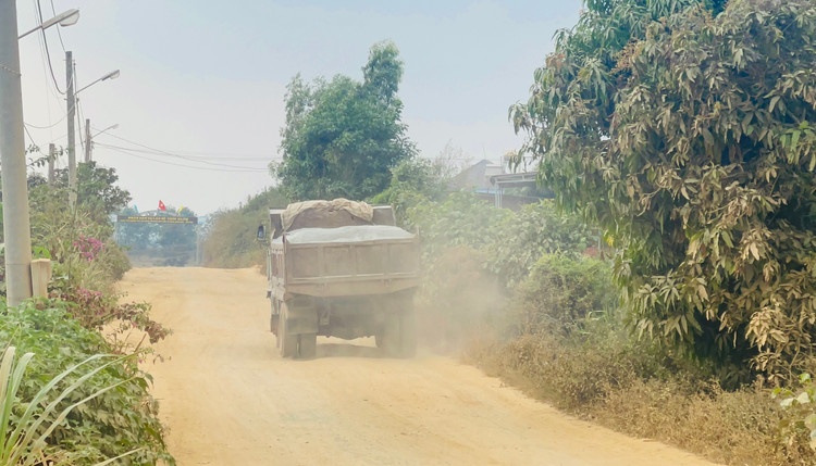 Xe tải chở đá không phủ bạt lưu thông qua tuyến đường liên xã thuộc xã Tu Tra.