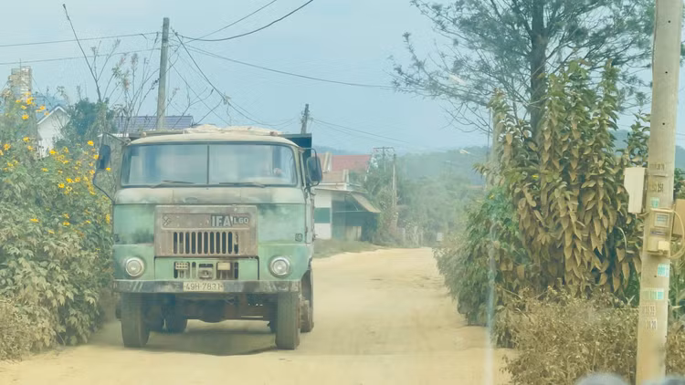 Xe tải chở đá lưu thông trên đường liên xã có dấu hiệu hết niên hạn sử dụng, không có tem kiểm định.