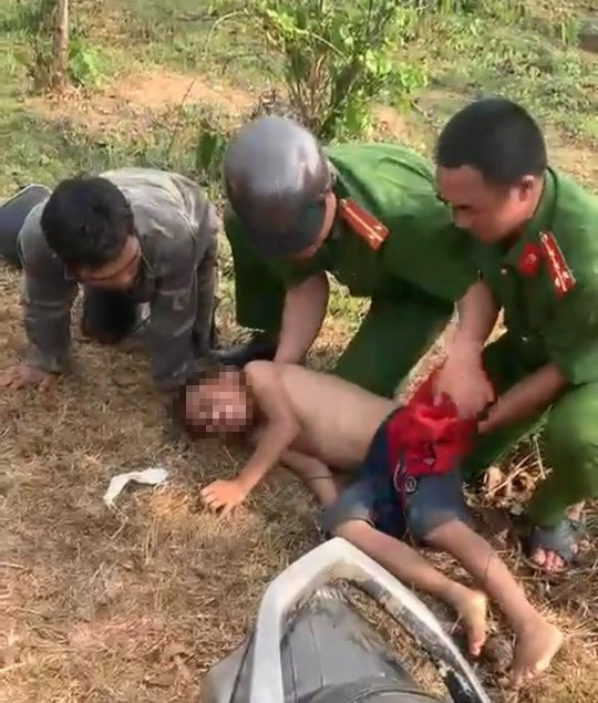 2 chiến sĩ Công an xã cứu sống bé trai bị đuối nước.