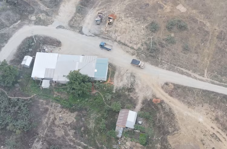 Xe chở đá ra từ mỏ đá của Công ty Việt Tân không qua bất kỳ trạm cân tải trọng nào.