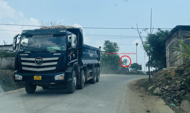 Đường bê tông liên xã có trọng tải 10 tấn nhưng hàng loạt xe tải 3 chân, 4 chân có trọng tải từ 20 - 30 tấn vẫn lưu thông hàng ngày.