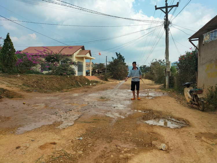 Người dân phải tưới nước hàng ngày cho đỡ bụi.