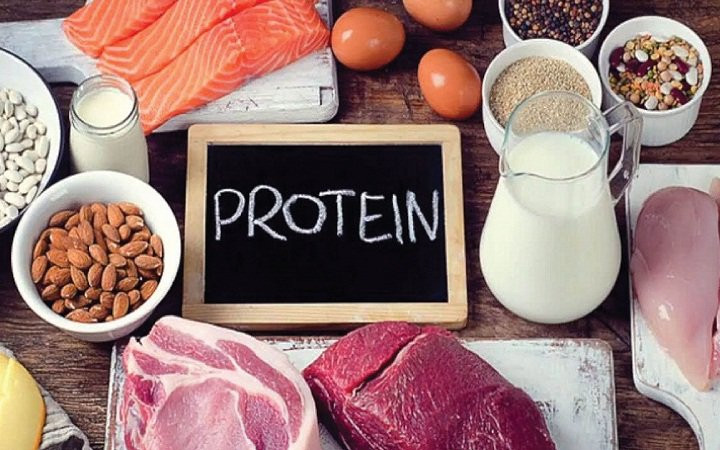 Không nên tiêu thụ quá nhiều Protein: Protein (đạm) làm tăng áp lực bên trong thận, do đó, việc bổ sung quá nhiều protein vào cơ thể khiến thận phải làm việc nhiều hơn, dẫn đến quá tải đối với chức năng của thận. Người trưởng thành khỏe mạnh nên tiêu thụ 0,83g protein cho mỗi kg trọng lượng cơ thể mỗi ngày. Ảnh minh họa