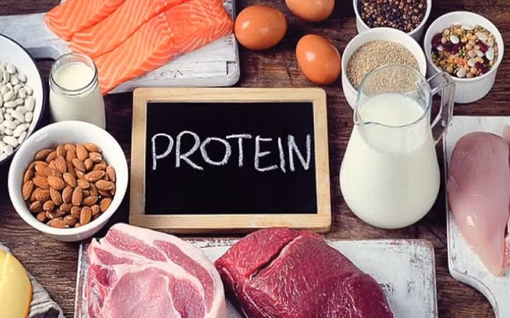 Không nên tiêu thụ quá nhiều Protein: Protein (đạm) làm tăng áp lực bên trong thận, do đó, việc bổ sung quá nhiều protein vào cơ thể khiến thận phải làm việc nhiều hơn, dẫn đến quá tải đối với chức năng của thận. Người trưởng thành khỏe mạnh nên tiêu thụ 0,83g protein cho mỗi kg trọng lượng cơ thể mỗi ngày. Ảnh minh họa